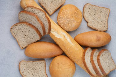 Taş zeminde taze ekmek çeşitliliği. Yüksek kalite fotoğraf