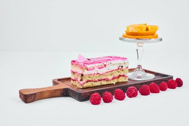 Meyveli bir dilim pembe pasta. Yüksek kalite fotoğraf