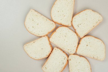 Beyaz arka planda dilimlenmiş taze beyaz ekmek. Yüksek kalite fotoğraf