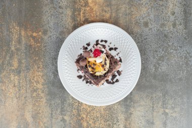 Beyaz tabakta bir dilim çikolatalı pasta. Yüksek kalite fotoğraf