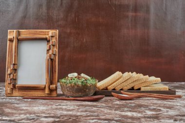 Ekmek dilimleri ve baharatlı fasulye salatası. Yüksek kalite fotoğraf