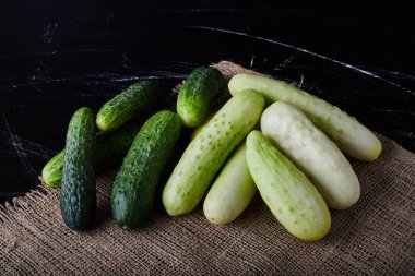 Çuval bezinde yeşil ve beyaz salatalıklar. Yüksek kalite fotoğraf