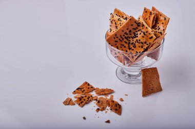 Cam bardakta kimyonlu krakerler. Yüksek kalite fotoğraf