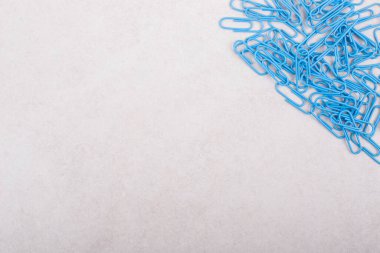 Beyaz arka planda mavi ataçlar. Yüksek kalite fotoğraf