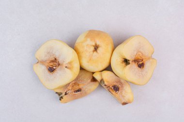 Beyaz masada olgun ayva dilimleri. Yüksek kalite fotoğraf