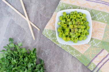 Beyaz seramik tabakta yeşil pastalar ve şifalı otlar. Yüksek kalite fotoğraf