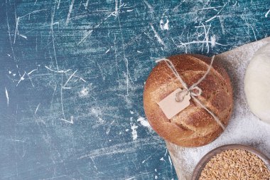 Mavi arka planda yuvarlak pişmiş ekmek. Yüksek kalite fotoğraf