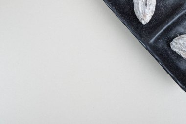 Siyah tabakta kurutulmuş hurma meyvesi. Yüksek kalite fotoğraf