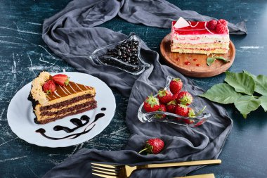 Meyveli karamel ve çilekli kek. Yüksek kalite fotoğraf