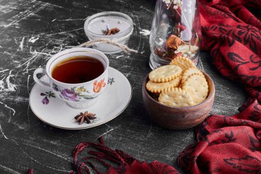 Bir fincan çayla çıtır kurabiyeler. Yüksek kalite fotoğraf