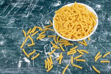 Mavi arka planda çiğ makarna. Yüksek kalite fotoğraf