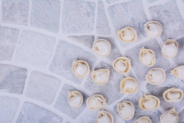 Yerdeki un üzerinde pişmemiş khinkali şeyleri. Yüksek kalite fotoğraf