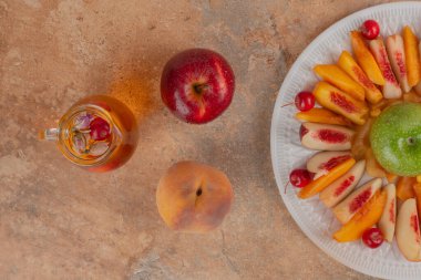 Dilimlenmiş şeftali, elma suyu ve mermer arka planda bir bardak meyve suyu. Yüksek kalite fotoğraf