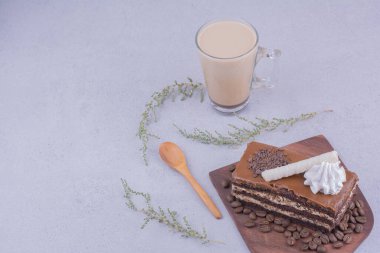 Bir dilim karamel kek ve bir bardak latte. Yüksek kalite fotoğraf