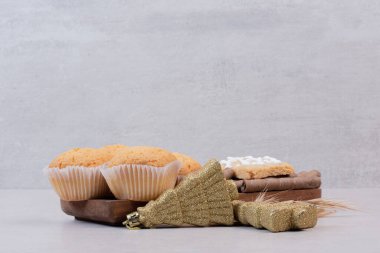 Beyaz arka planda topları olan tatlı bir Noel pastası. Yüksek kalite fotoğraf