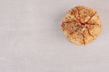 Gri arka planda karamel soslu yulaflı kurabiye. Yüksek kalite fotoğraf