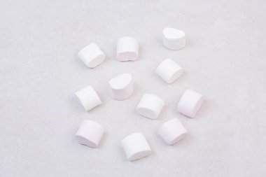 Beyaz arka planda tatlı beyaz şekerlemeler. Yüksek kalite fotoğraf