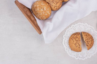 Beyaz yüzeyinde susam tohumları olan bir sepet kurabiye. Yüksek kalite fotoğraf