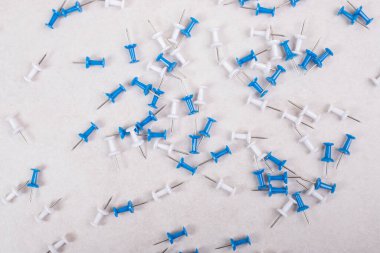 Beyaz arka planda renkli iğneler. Yüksek kalite fotoğraf