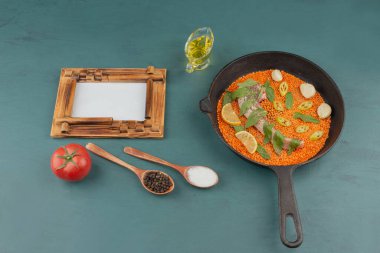 Kırmızı mercimek, biber dilimleri, sarımsak ve siyah tavada resim çerçevesi ve yağlı ıspanak. Yüksek kalite fotoğraf