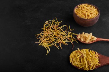 Siyah arka planda spagetti parçaları. Yüksek kalite fotoğraf