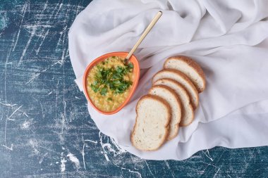 Bitki ve ekmekle krema çorbası. Yüksek kalite fotoğraf