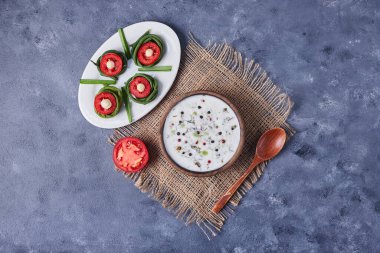 Sebze salatalı yoğurt çorbası. Yüksek kalite fotoğraf