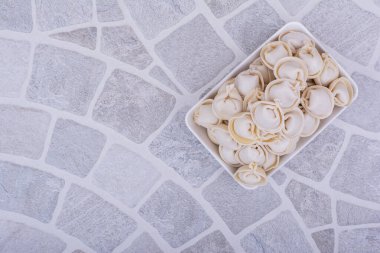 Beyaz bir tabakta beyaz khinkal hamur dolması. Yüksek kalite fotoğraf