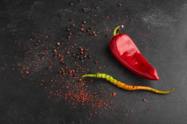 Siyah arka planda kırmızı ve yeşil biber. Yüksek kalite fotoğraf