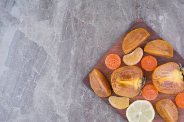 İçinde hurma, limon, mandalina ve şeker var. Yüksek kalite fotoğraf