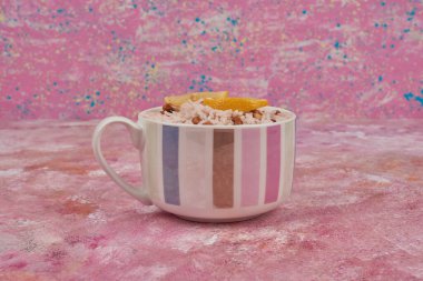 Beyaz bardakta limonlu pirinç garnitürü. Yüksek kalite fotoğraf