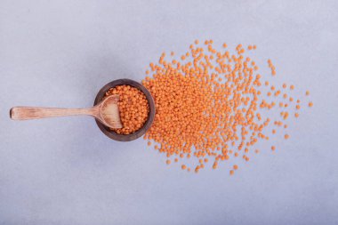 Beyaz arka planda tahta kasede çiğ kırmızı mercimek. Yüksek kalite fotoğraf