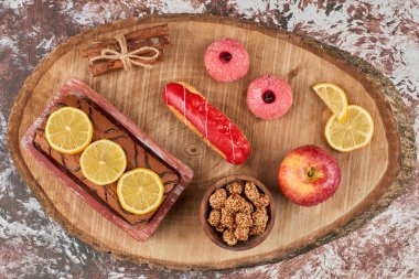 Tahtada yuvarlak kek ve kurabiye. Yüksek kalite fotoğraf