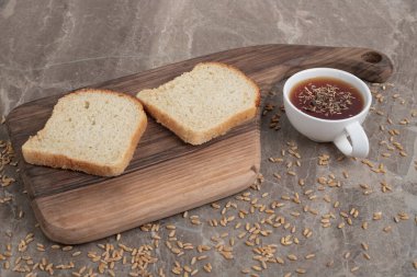 Tahtayı bir fincan çayla kesen ekmek dilimleri. Yüksek kalite fotoğraf