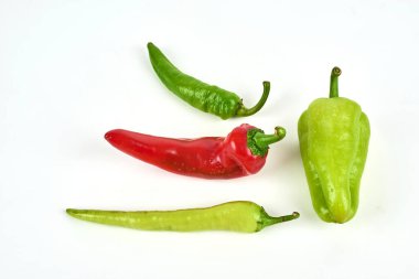 Beyaz arka planda izole edilmiş kırmızı biberler. Yüksek kalite fotoğraf
