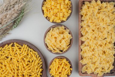 Tahta tabakta nefis çiğ makarna.