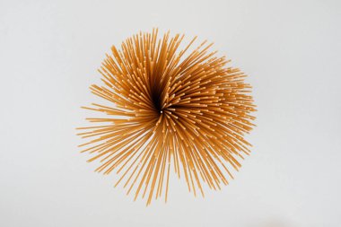 Beyaz arka planda ipte pişmemiş makarna. Yüksek kalite fotoğraf