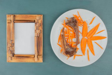 Beyaz tabakta ızgara kuzu pirzolası ve resim çerçevesi. Yüksek kalite fotoğraf