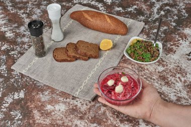 Elinde kırmızı bir çorba tutuyor. Yüksek kalite fotoğraf