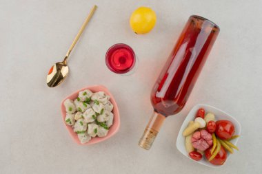 Bir şişe limonata ve bir tabak hamur köftesi. Yüksek kalite fotoğraf