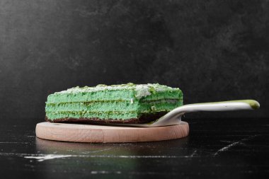 Yeşil kremalı bir dilim pasta. Yüksek kalite fotoğraf