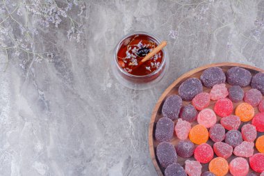 Ahşap bir tabakta marmelatlar ve bir fincan parıltı. Yüksek kalite fotoğraf