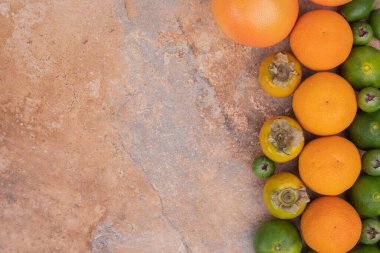 Turuncu yüzeyde bir sürü mandalina var. Yüksek kalite fotoğraf