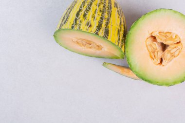 Beyaz arka planda yarım dilim yeşil kavun. Yüksek kalite fotoğraf