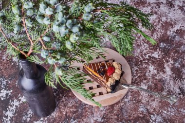 Tahta tabakta bir dilim çikolatalı pasta. Yüksek kalite fotoğraf