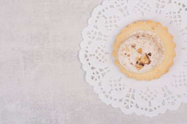 Beyaz arka planda yulaflı üzümlü kurabiye. Yüksek kalite fotoğraf