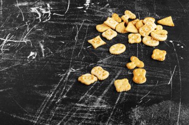 Siyah arka planda kreckerlar. Yüksek kalite fotoğraf