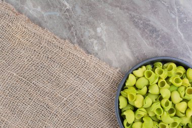 Gri arka planda plakalı ev yapımı makarnalar. Yüksek kalite fotoğraf