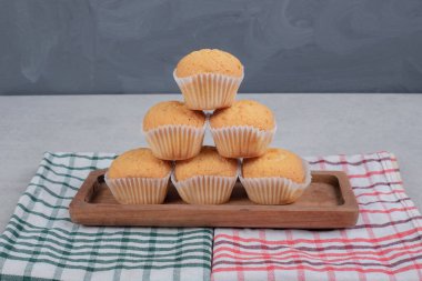 Tahta tabakta bir demet yumuşak kurabiye. Yüksek kalite fotoğraf