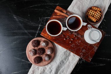 Kahve fincanı ve pralin dolu bir kavanoz süt. Yüksek kalite fotoğraf